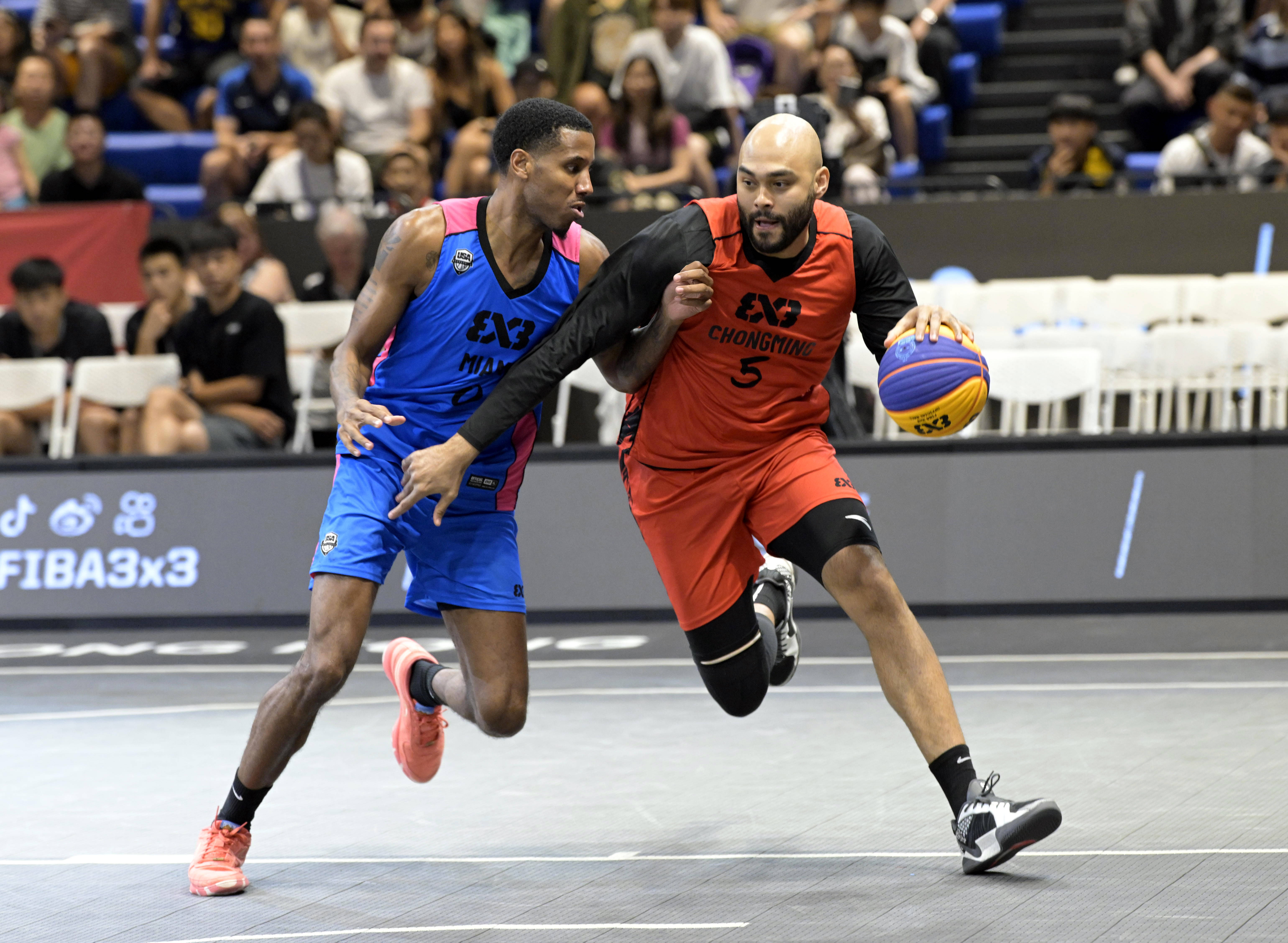 冷门频出!篮球战况跌宕起伏 冷门频出!篮球战况跌宕起伏