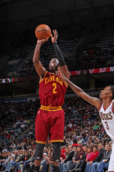 新疆队横扫雄鹿，欧文扛起全队